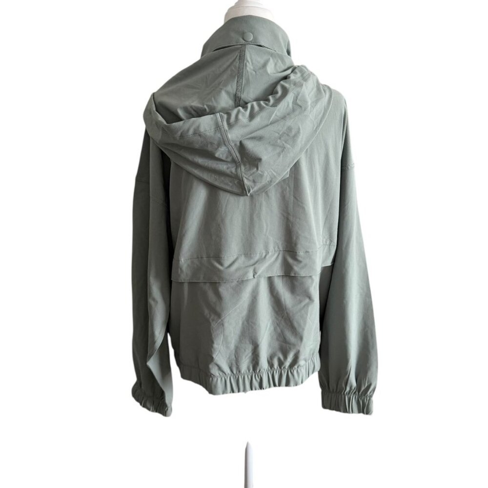 Eddie Bauer NWOT Green Windbreaker Hidden Hood Zipper Jacket Athletic apparel M - Picture 2 of 10